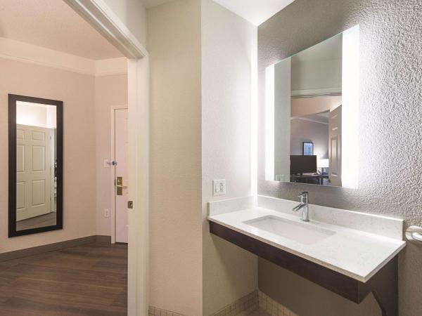 La Quinta by Wyndham Oklahoma City - NW Expwy : photo 2 de la chambre 2 double beds, mobility accessible room, bathtub w/ grab bars non-smoking