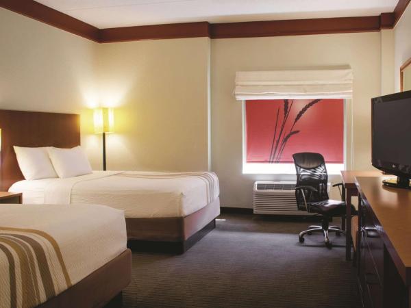 La Quinta by Wyndham Atlanta Ballpark/Galleria : photo 2 de la chambre chambre avec 2 lits doubles et baignoire - accessible aux personnes à mobilité réduite/malentendantes - non-fumeurs