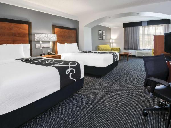La Quinta Inn & Suites by Wyndham San Antonio Riverwalk : photo 1 de la chambre suite junior double avec 2 lits doubles