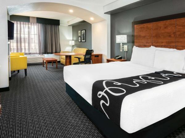 La Quinta Inn & Suites by Wyndham San Antonio Riverwalk : photo 2 de la chambre suite lit king-size – non-fumeurs