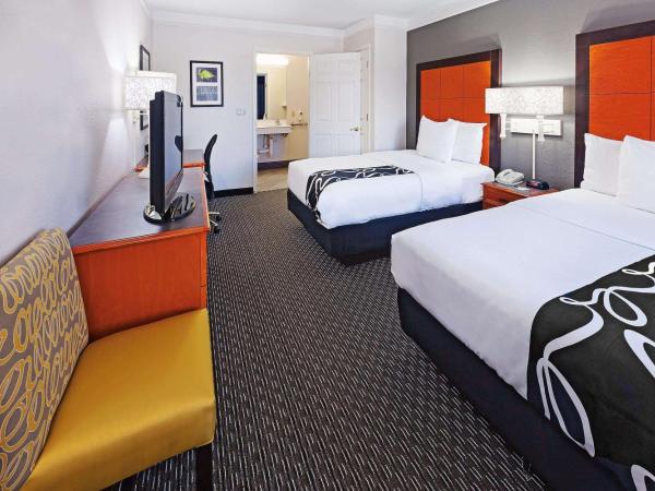La Quinta Inn by Wyndham Dallas Uptown : photo 1 de la chambre double room with two double beds and bath tub - mobilty accessible/non-smoking