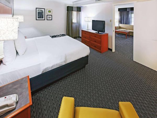 La Quinta Inn by Wyndham Dallas Uptown : photo 1 de la chambre suite lit king-size – non-fumeurs