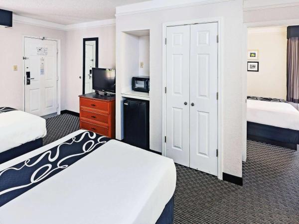 La Quinta Inn by Wyndham Dallas Uptown : photo 3 de la chambre suite familiale de luxe - non-fumeurs