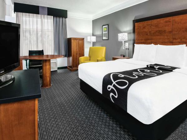 La Quinta Inn & Suites by Wyndham San Antonio Riverwalk : photo 2 de la chambre chambre lit king-size