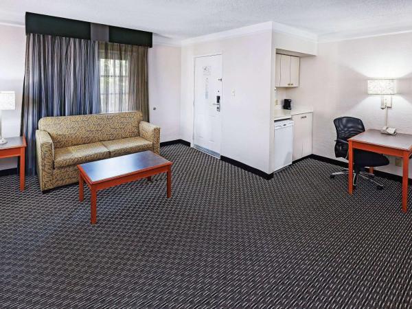 La Quinta Inn by Wyndham Dallas Uptown : photo 2 de la chambre suite lit king-size – non-fumeurs
