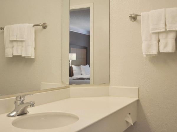 La Quinta Inn by Wyndham Dallas Uptown : photo 1 de la chambre chambre exécutive avec 2 lits doubles