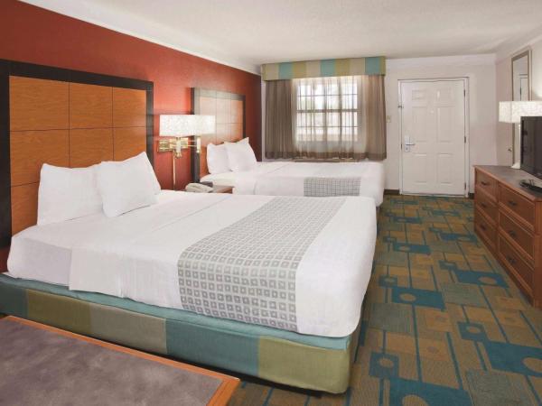 La Quinta Inn by Wyndham Savannah Midtown : photo 1 de la chambre chambre double pour personnes à mobilité réduite avec 2 lits doubles et baignoire - non-fumeurs