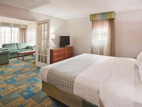 La Quinta Inn by Wyndham Savannah Midtown : photo 2 de la chambre suite 1 chambre lit king-size - non-fumeurs