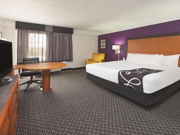 La Quinta by Wyndham St. Louis Westport : photo 2 de la chambre chambre lit king-size