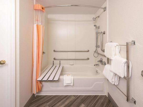 La Quinta by Wyndham St. Louis Westport : photo 4 de la chambre chambre lit king-size - accessible aux personnes à mobilité réduite