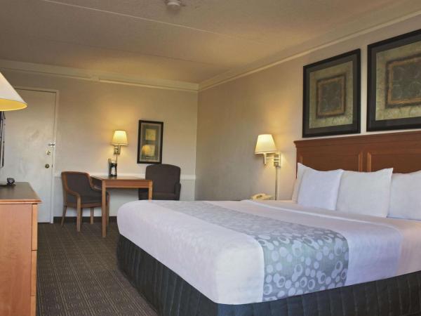 La Quinta Inn by Wyndham Albuquerque Airport : photo 1 de la chambre chambre lit king-size - accessible aux personnes à mobilité réduite