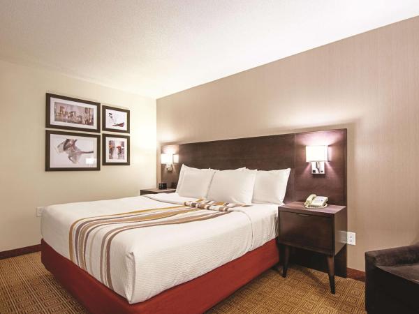 La Quinta Inn by Wyndham Vancouver Airport : photo 1 de la chambre chambre lit king-size - vue sur montagne - accessible aux personnes à mobilité réduite - non-fumeurs