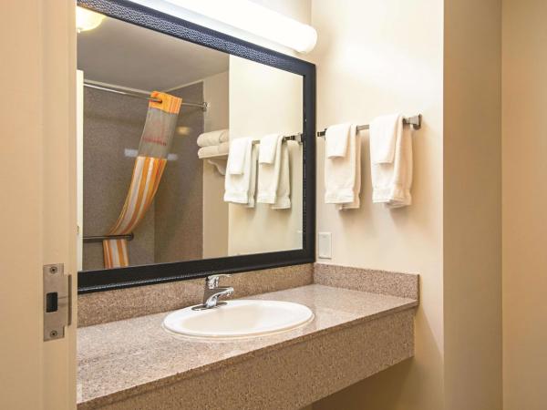 La Quinta Inn by Wyndham Vancouver Airport : photo 2 de la chambre chambre double avec 2 lits doubles