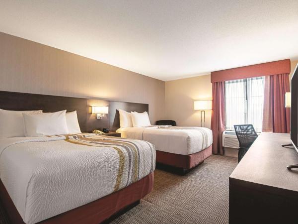La Quinta Inn by Wyndham Vancouver Airport : photo 4 de la chambre chambre double avec 2 lits doubles et réfrigérateur