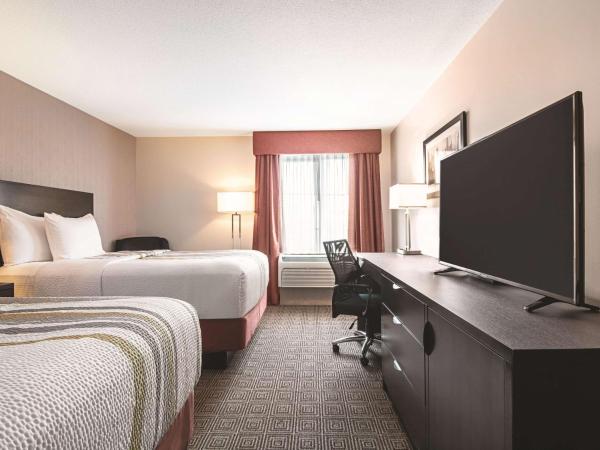 La Quinta Inn by Wyndham Vancouver Airport : photo 6 de la chambre chambre double avec 2 lits doubles et réfrigérateur