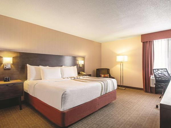 La Quinta Inn by Wyndham Vancouver Airport : photo 7 de la chambre chambre lit king-size - vue sur montagne - accessible aux personnes à mobilité réduite - non-fumeurs
