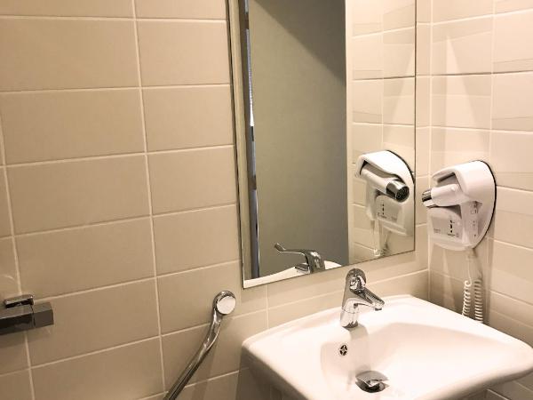 Hôtel Restaurant Les Grains d'Argent Dizy - Epernay : photo 5 de la chambre chambre double - accessible aux personnes à mobilité réduite 