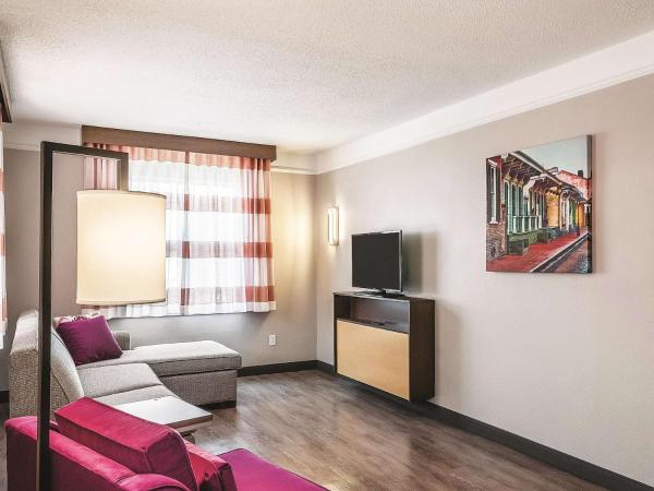 La Quinta by Wyndham New Orleans Downtown : photo 2 de la chambre suite lit king-size deluxe avec canapé-lit