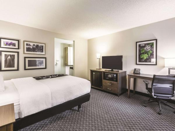 La Quinta by Wyndham Atlanta Midtown - Buckhead : photo 1 de la chambre 1 full bed, mobility/hearing accessible room, bathtub w/ grab bars, non-smoking