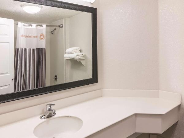 La Quinta by Wyndham USF (Near Busch Gardens) : photo 5 de la chambre suite 1 chambre lit king-size - non-fumeurs