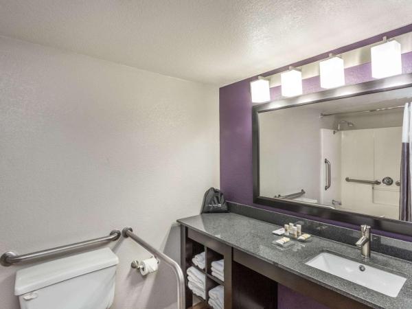 La Quinta by Wyndham Orlando Universal area : photo 8 de la chambre chambre lit king-size avec douche accessible en fauteuil roulant - adaptée aux personnes malentendantes/à mobilité réduite - non-fumeurs
