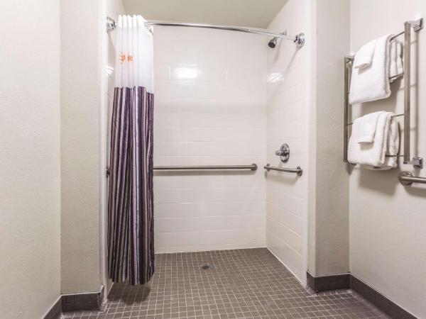 La Quinta by Wyndham Atlanta Midtown - Buckhead : photo 2 de la chambre 1 full bed, mobility/hearing accessible room, bathtub w/ grab bars, non-smoking