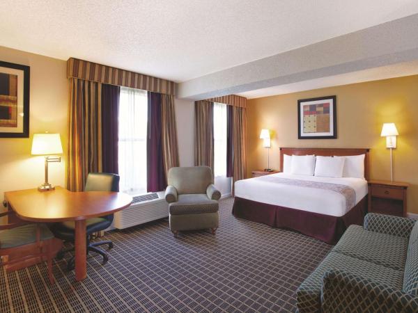 La Quinta Inn by Wyndham Orlando International Drive North : photo 2 de la chambre suite lit king-size exécutive deluxe (sans frais de service)