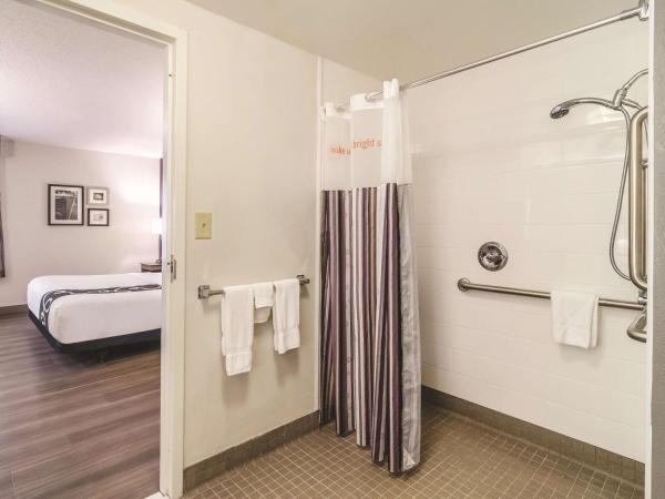 La Quinta by Wyndham Myrtle Beach - N. Kings Hwy : photo 5 de la chambre suite lit king-size deluxe - accessible aux personnes à mobilité réduite/malentendantes