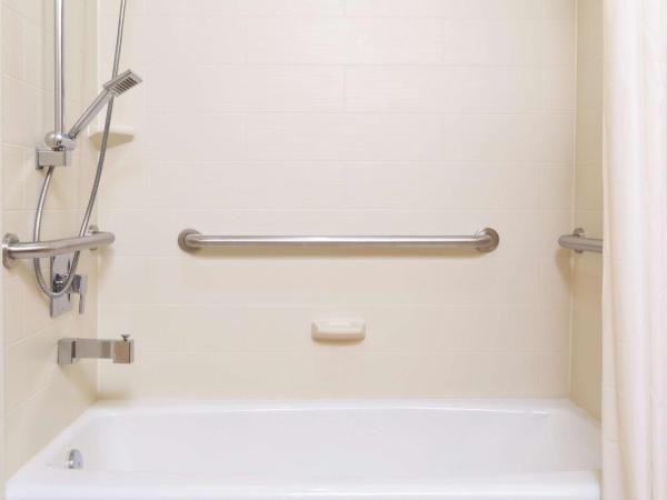 La Quinta Inn by Wyndham Austin North : photo 1 de la chambre chambre avec 2 lits queen-size et douche accessible en fauteuil roulant - adaptée aux personnes à mobilité réduite/malentendantes - non-fumeurs