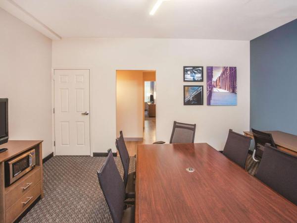 La Quinta by Wyndham Chicago Downtown : photo 3 de la chambre suite lit king-size conférence - non-fumeurs - vue sur ville