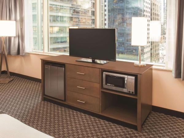 La Quinta by Wyndham Chicago Downtown : photo 6 de la chambre chambre lit king-size exécutive avec canapé-lit