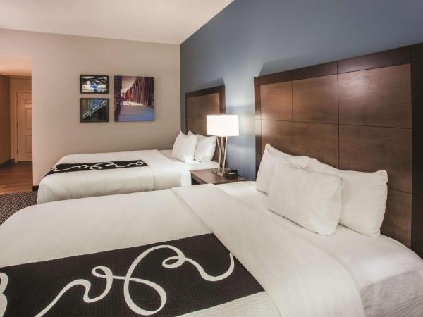 La Quinta by Wyndham Chicago Downtown : photo 2 de la chambre chambre avec 2 lits queen-size et baignoire - accessible aux personnes à mobilité réduite - non-fumeurs