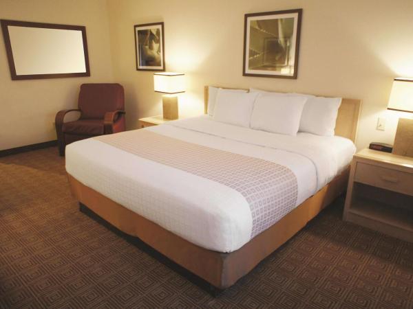 La Quinta by Wyndham Garden City : photo 9 de la chambre chambre lit king-size avec baignoire - adaptée aux personnes à mobilité réduite - non-fumeurs