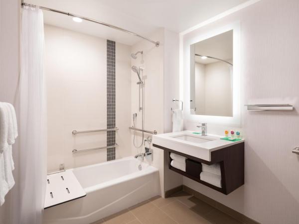 Hyatt Place San Francisco/Downtown : photo 1 de la chambre chambre avec 2 lits queen-size et baignoire accessible aux personnes à mobilité réduite