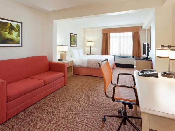 La Quinta by Wyndham Garden City : photo 7 de la chambre chambre de luxe avec lit king-size et canapé-lit - non-fumeurs