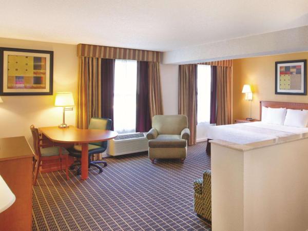 La Quinta Inn by Wyndham Orlando International Drive North : photo 4 de la chambre suite lit king-size exécutive deluxe (sans frais de service)
