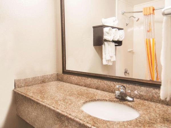 La Quinta Inn by Wyndham San Antonio Brooks City Base : photo 1 de la chambre chambre lit king-size deluxe