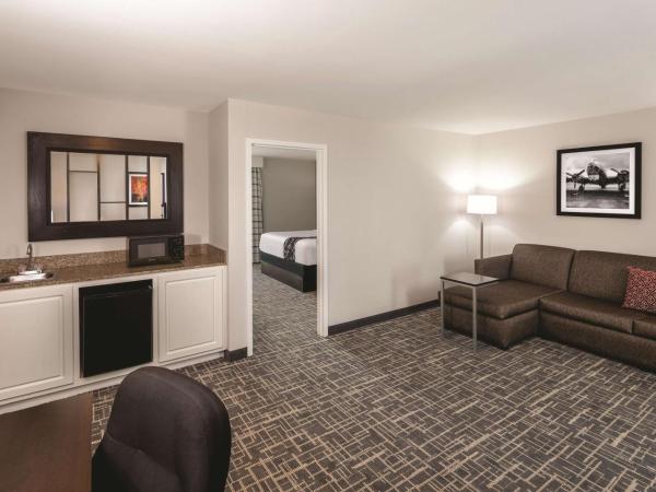 La Quinta by Wyndham Atlanta Airport South : photo 1 de la chambre suite lit king-size
