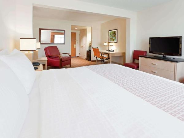 La Quinta by Wyndham Garden City : photo 9 de la chambre chambre lit king-size - non-fumeurs