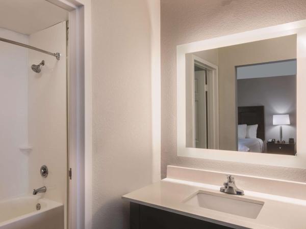 La Quinta by Wyndham Atlanta Airport South : photo 4 de la chambre suite double avec 2 lits doubles