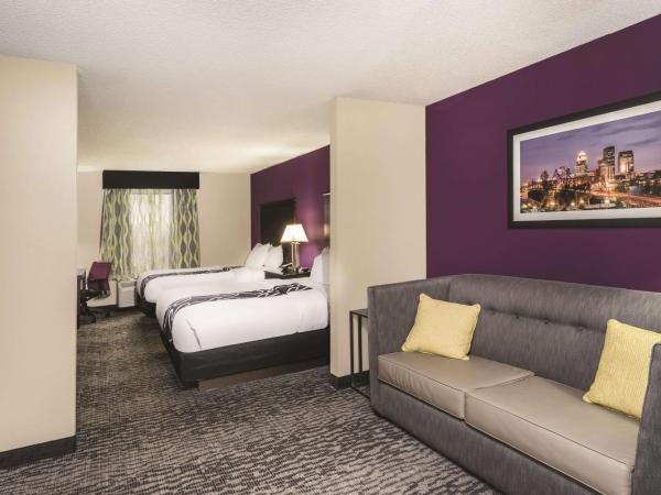 La Quinta Inn & Suites by Wyndham Louisville East : photo 1 de la chambre chambre exécutive avec 2 lits queen-size - non-fumeurs