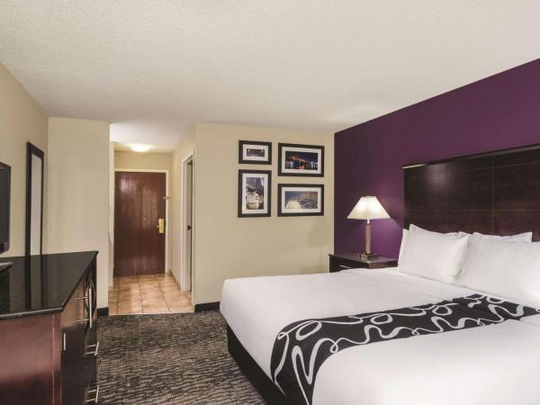 La Quinta Inn & Suites by Wyndham Louisville East : photo 1 de la chambre chambre lit king-size de luxe