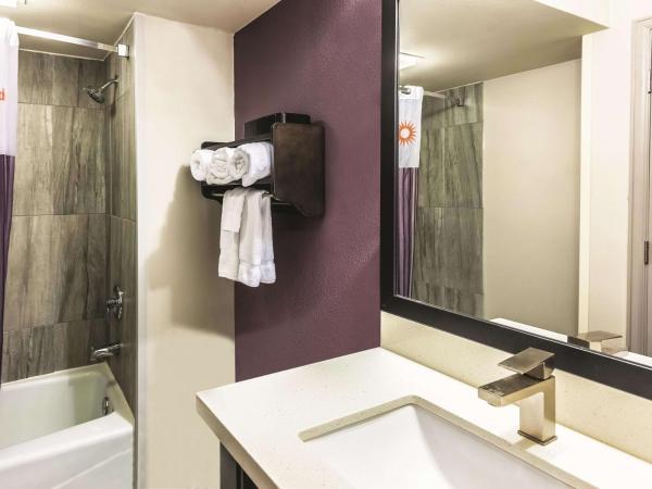 La Quinta by Wyndham Colorado Springs North : photo 5 de la chambre chambre lit king-size deluxe