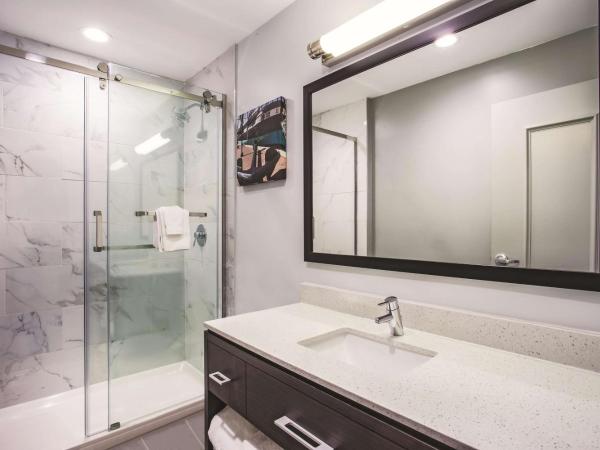 La Quinta by Wyndham Inner Harbor Downtown : photo 3 de la chambre chambre lit queen-size