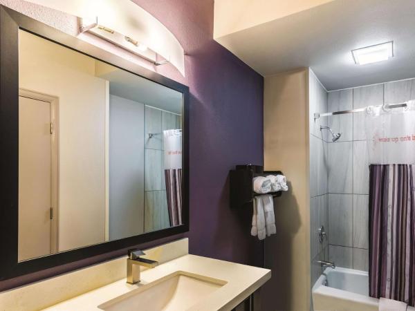 La Quinta by Wyndham Colorado Springs North : photo 5 de la chambre chambre lit king-size deluxe - non-fumeurs 