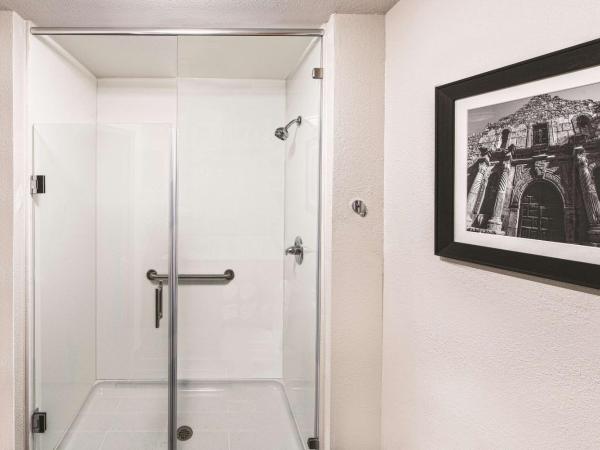 La Quinta by Wyndham San Antonio by Frost Bank Center : photo 1 de la chambre chambre lit king-size exécutive avec canapé-lit