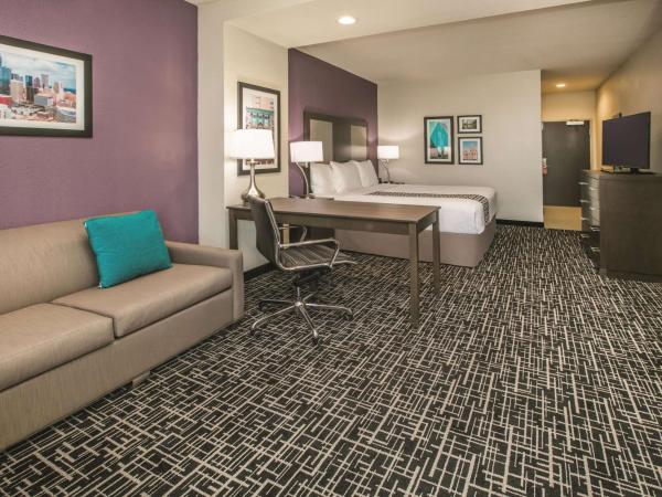 La Quinta by Wyndham Dallas - Richardson : photo 1 de la chambre chambre lit king-size exécutive avec canapé-lit