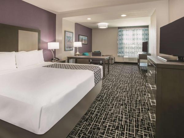 La Quinta by Wyndham Dallas - Richardson : photo 2 de la chambre 1 king bed, executive mobility accessible room, roll-in shower, non-smoking