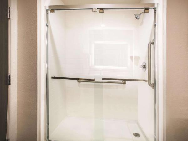 La Quinta by Wyndham Dallas - Richardson : photo 2 de la chambre chambre lit king-size exécutive avec canapé-lit