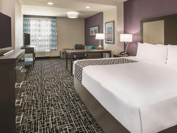 La Quinta by Wyndham Dallas - Richardson : photo 3 de la chambre chambre lit king-size exécutive avec canapé-lit